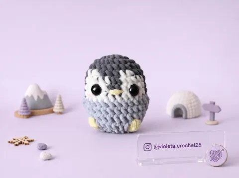 Pingüino pomponcito tejido a mano por Violeta Crochet