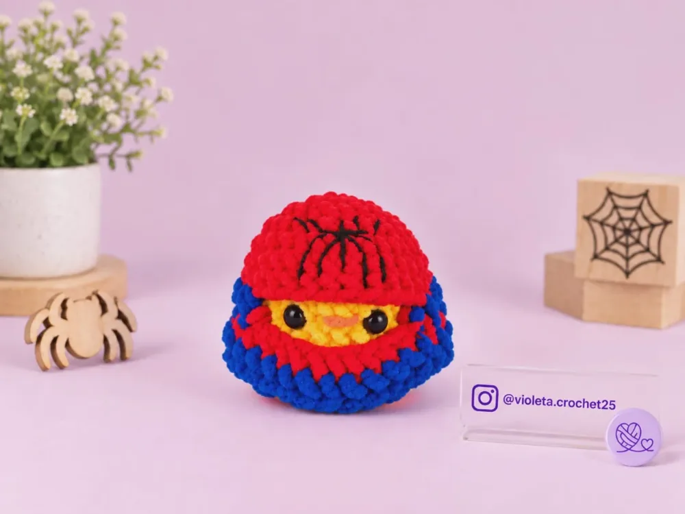 Pollito con dizfraz tejido a mano por Violeta Crochet