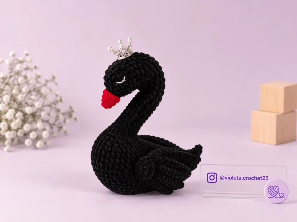 Cisne Negro Plushie tejido a mano por Violeta Crochet