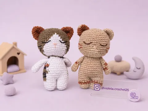 Gato dormilón tejido a mano por Violeta Crochet