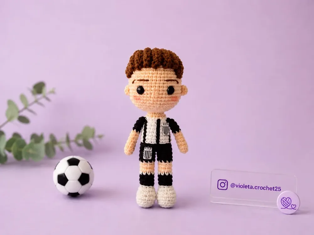 Jugador Fútbol Alianza Lima tejido a mano por Violeta Crochet
