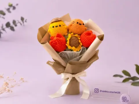 Bouquet gatitos y tulipanes tejido a mano por Violeta Crochet