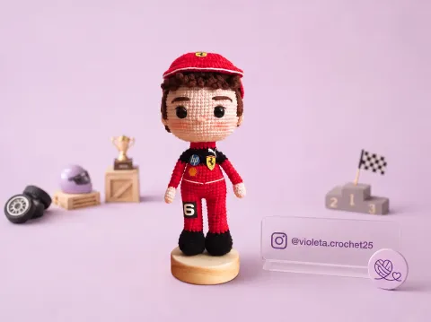 Piloto de F1 Charles Leclerc tejido a mano por Violeta Crochet