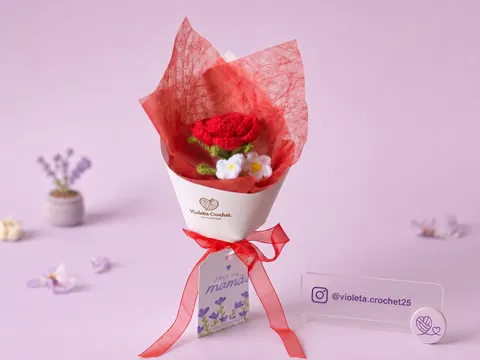Ramo de una rosa roja tejido a mano por Violeta Crochet