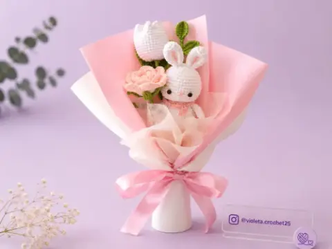 Ramo Bunny Bloom tejido a mano por Violeta Crochet