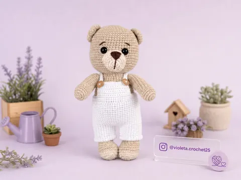 Oso jardinero tejido a mano por Violeta Crochet